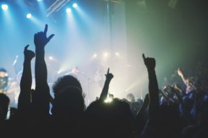 Bénévole en festival, Infor Jeunes Bruxelles te donne des pistes